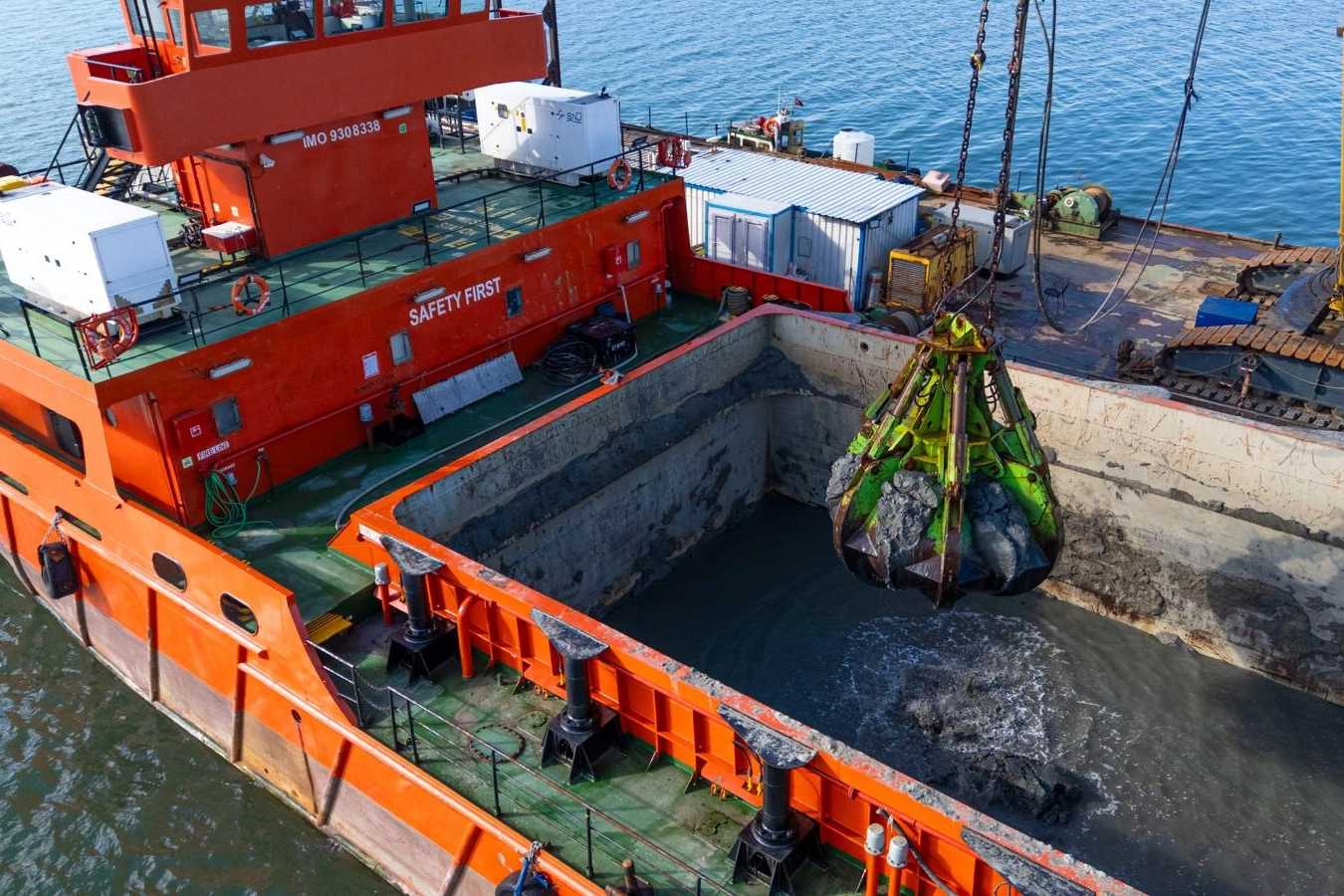 İzmir Körfezi'nden 1 milyon ton çamur çıkarıldı