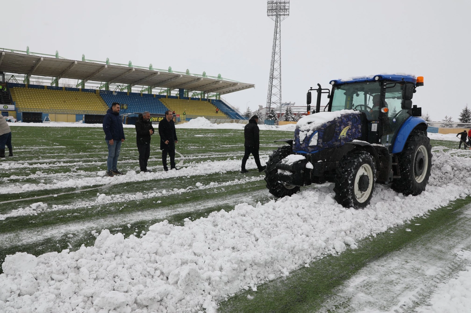 Ağrı’da müdür traktörle sahaya indi