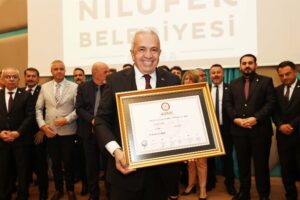 Bursa Nilüfer’de Şadi Özdemir mazbatasını aldı