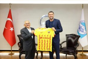 Burak Yılmaz’dan Memduh Büyükkılıç’a ziyaret