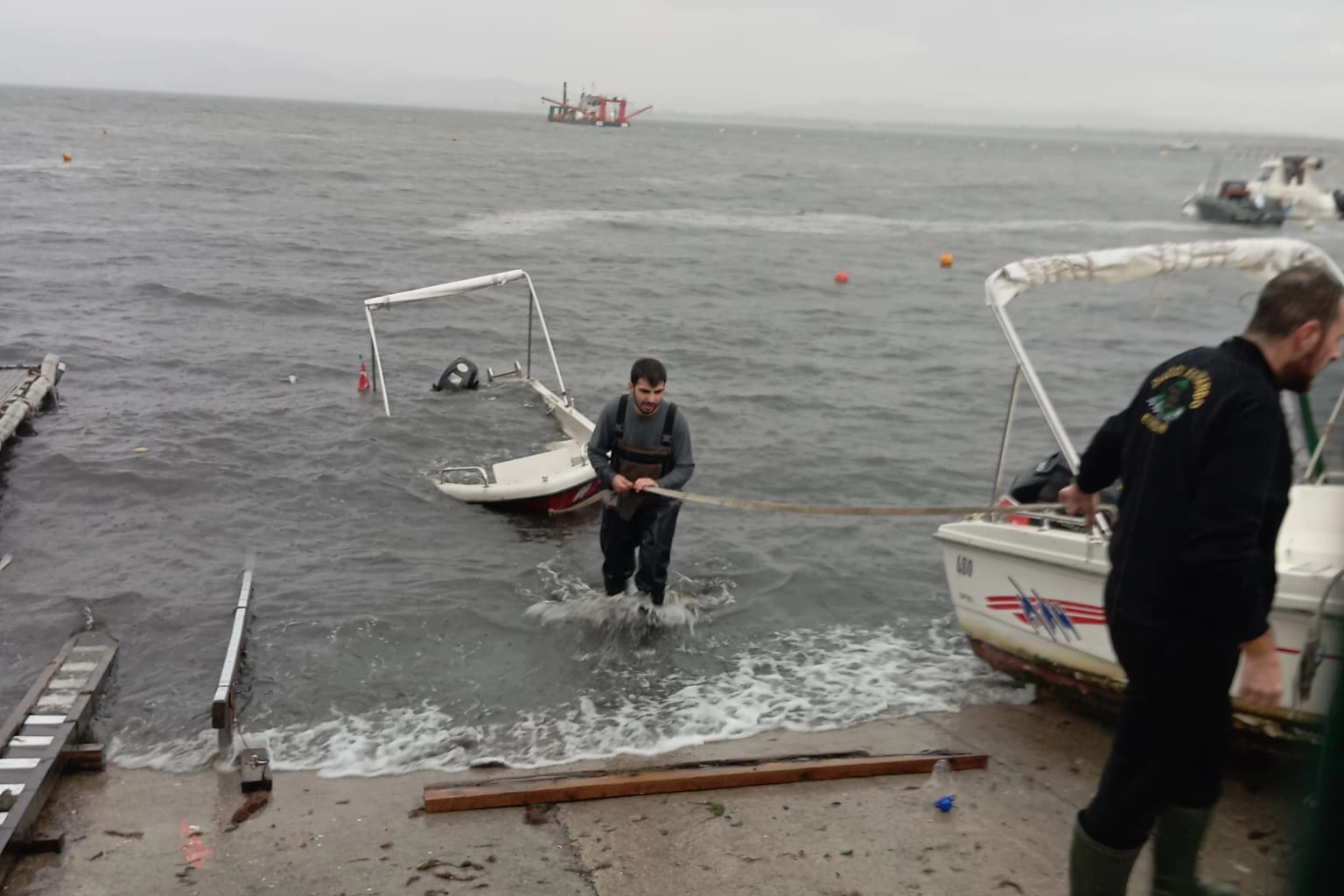 Kocaeli’de batan tekneler kıyıya çıkarıldı!