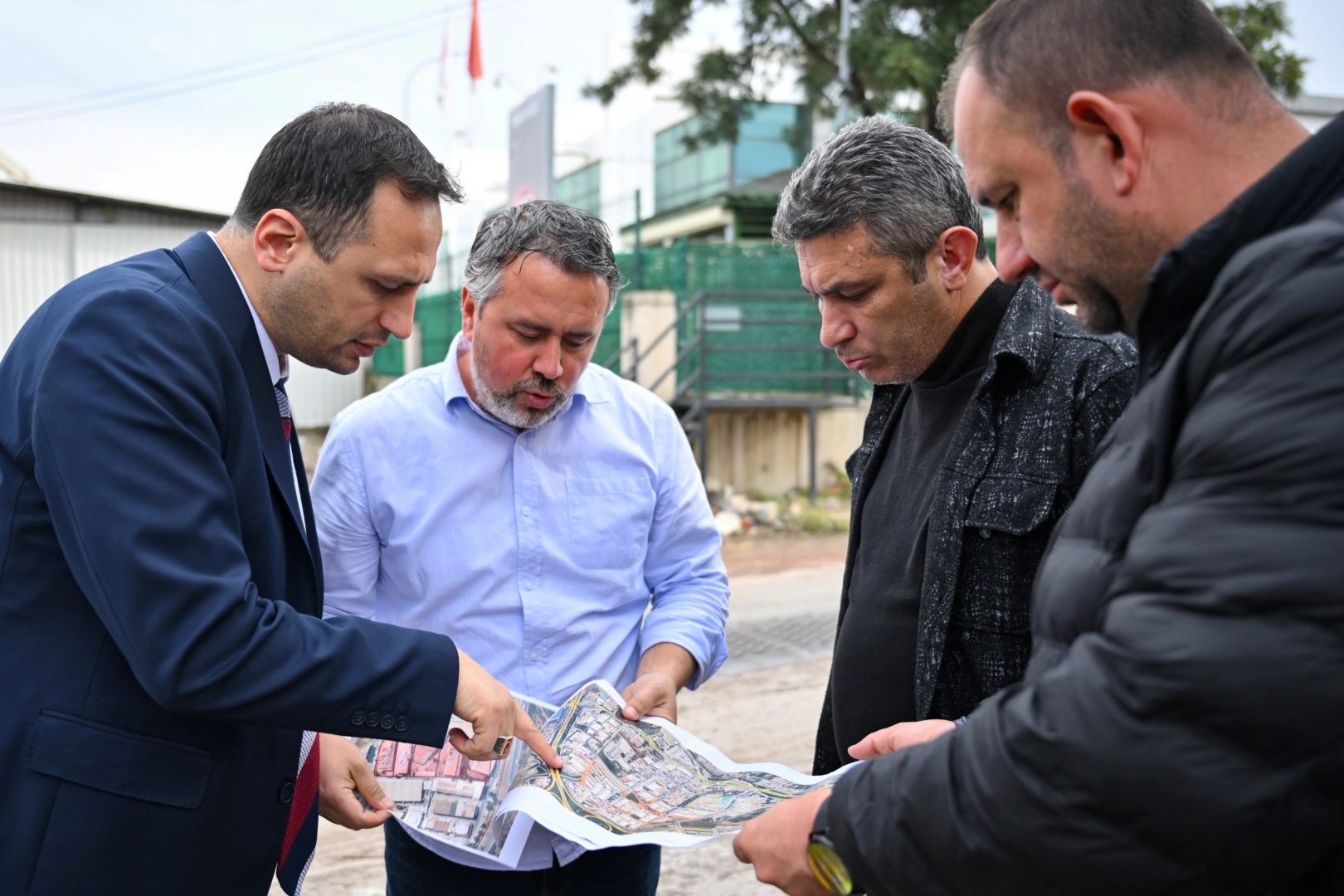 İzmir Bornova Belediyesi, Okullar Bölgesi’nde başlattığı yol yenileme ve kavşak