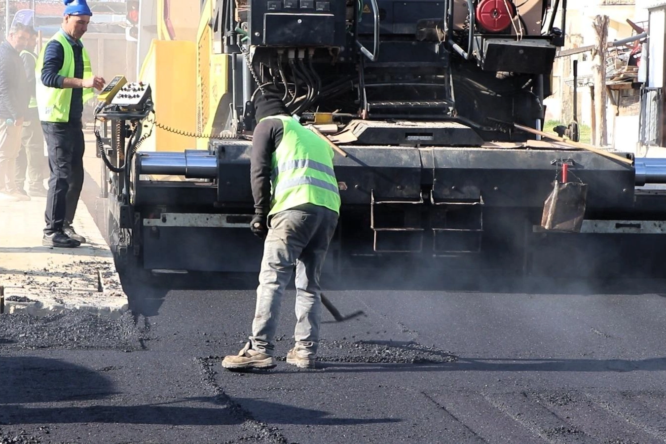 İzmir Büyükşehir Belediyesi’nin asfalt seferberliği başladı. Fen İşleri Dairesi Başkanlığı