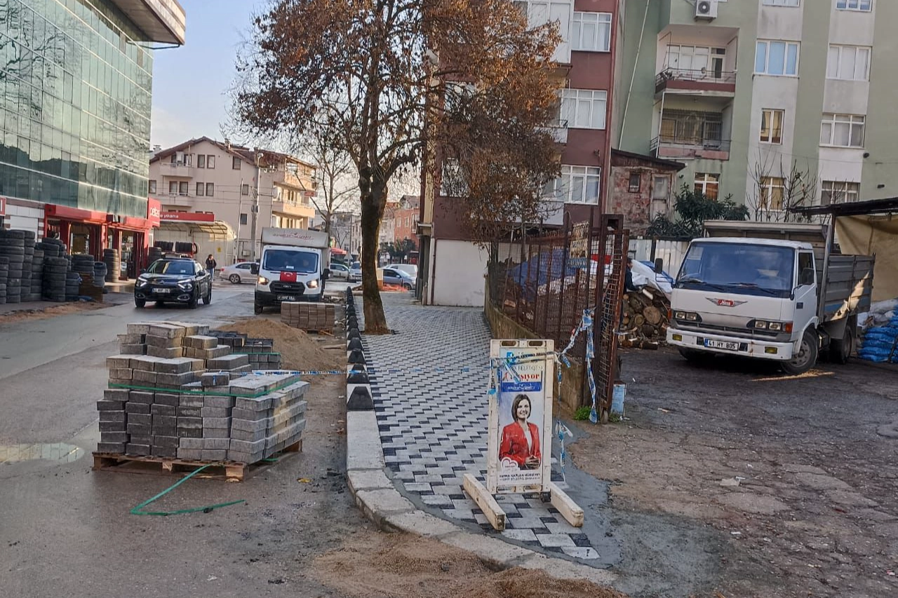 İzmit Belediyesi Fen İşleri Müdürlüğü ekipleri, Yenişehir Mahallesinde bulunan Şehit