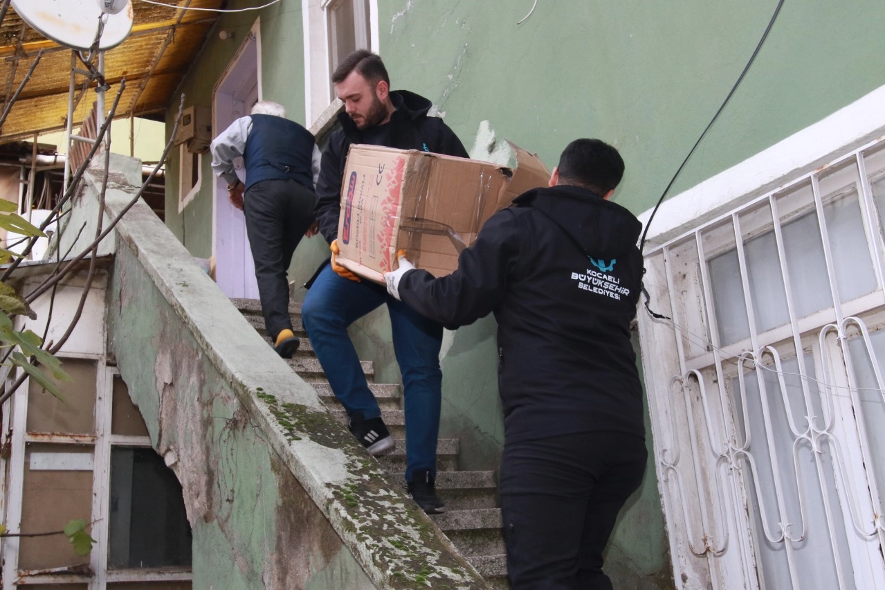 Kocaeli Büyükşehir Belediyesi, yakacak desteğinin ardından ihtiyaç sahibi vatandaşlara soba