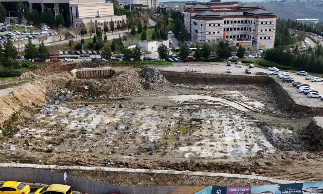 Kocaeli Büyükşehir, KOÜ Umuttepe Kampüsü Cami ve Otopark projesini yarıda