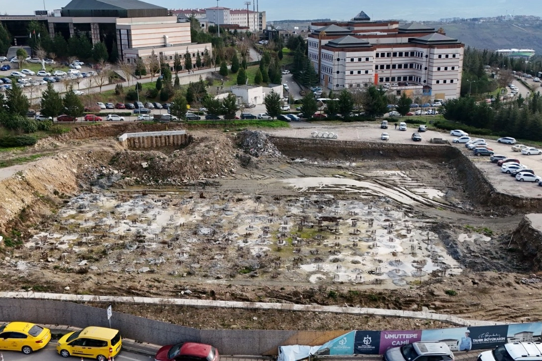 Kocaeli Büyükşehir, KOÜ Umuttepe Kampüsü Cami ve Otopark projesini yarıda